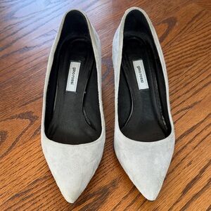 Pointed-Toe Suede Flats in Light Gray🌿